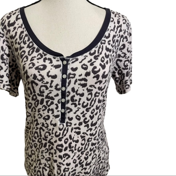 Victoria Secret 1/2 button down blouse short sleeve animal print size medium - Picture 2 of 9